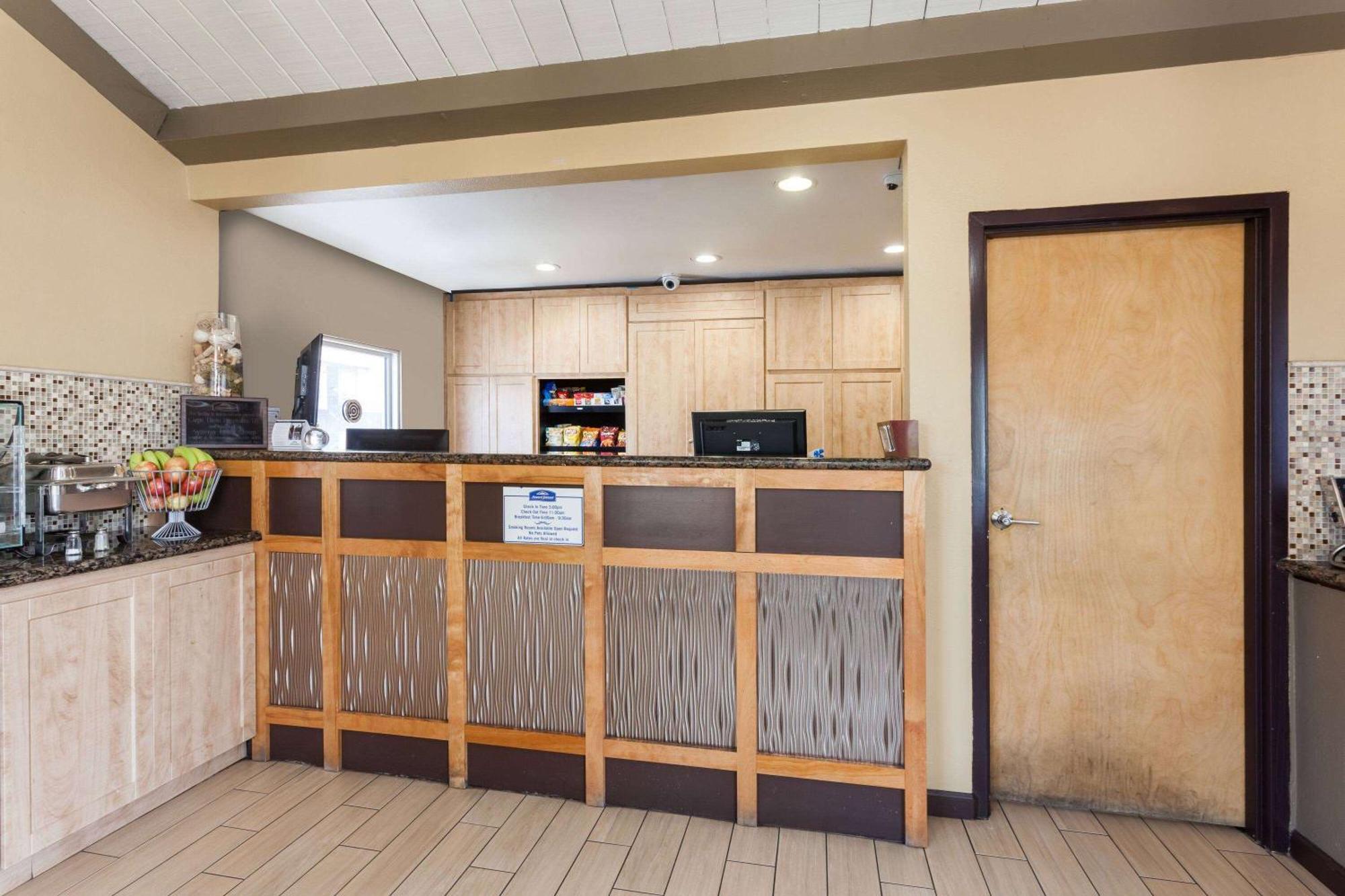 Howard Johnson By Wyndham National City/San Diego South Экстерьер фото