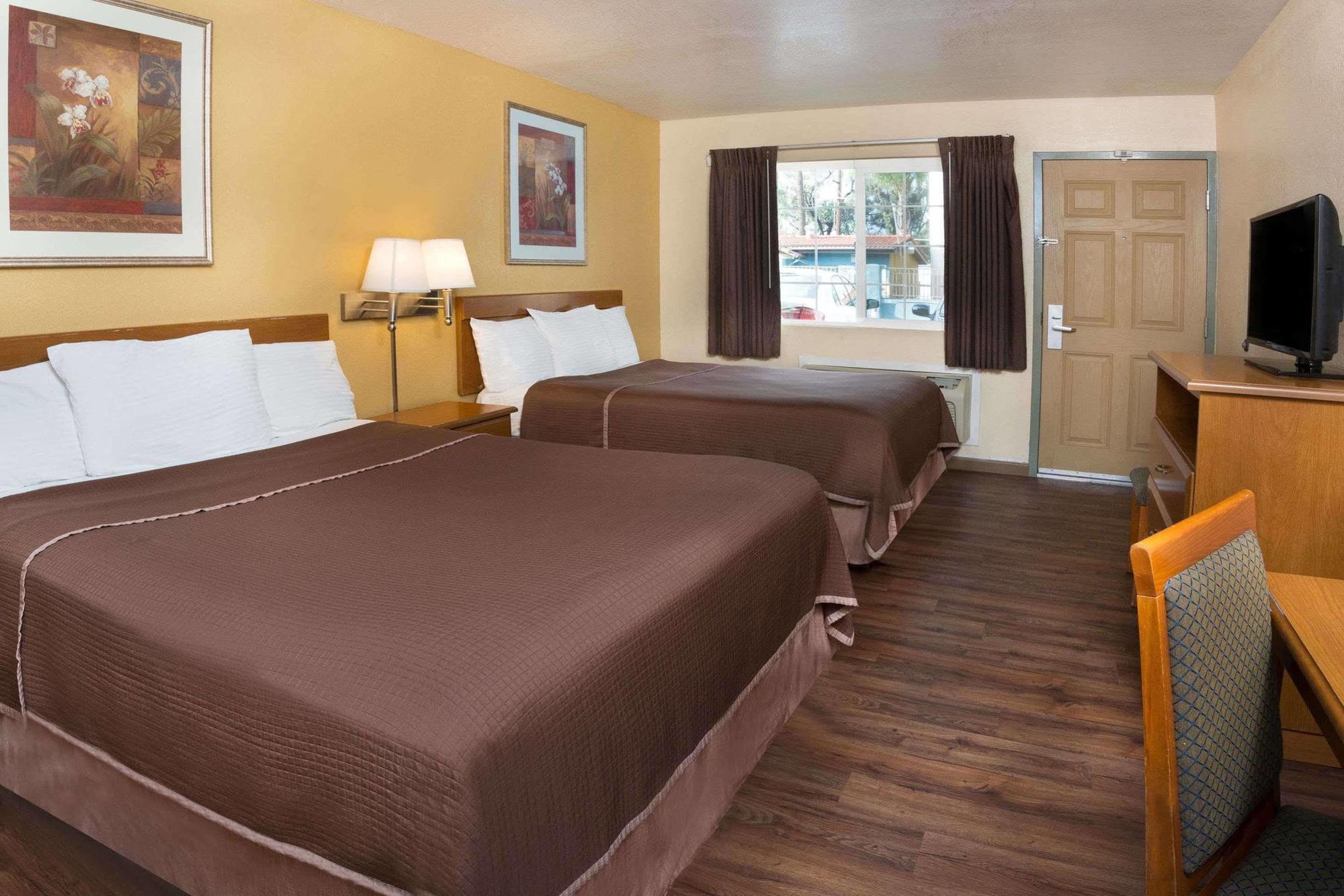 Howard Johnson By Wyndham National City/San Diego South Экстерьер фото