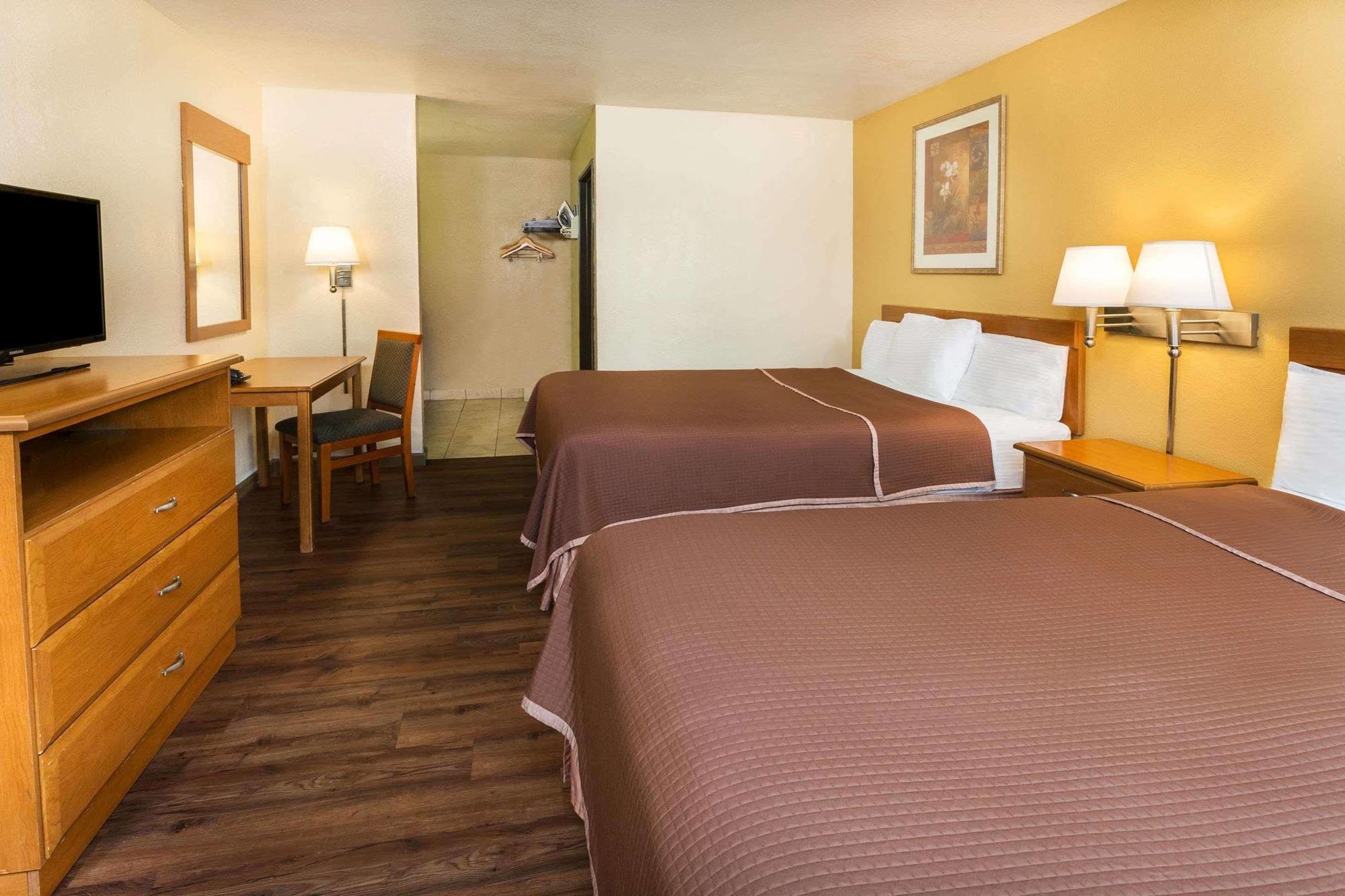 Howard Johnson By Wyndham National City/San Diego South Экстерьер фото