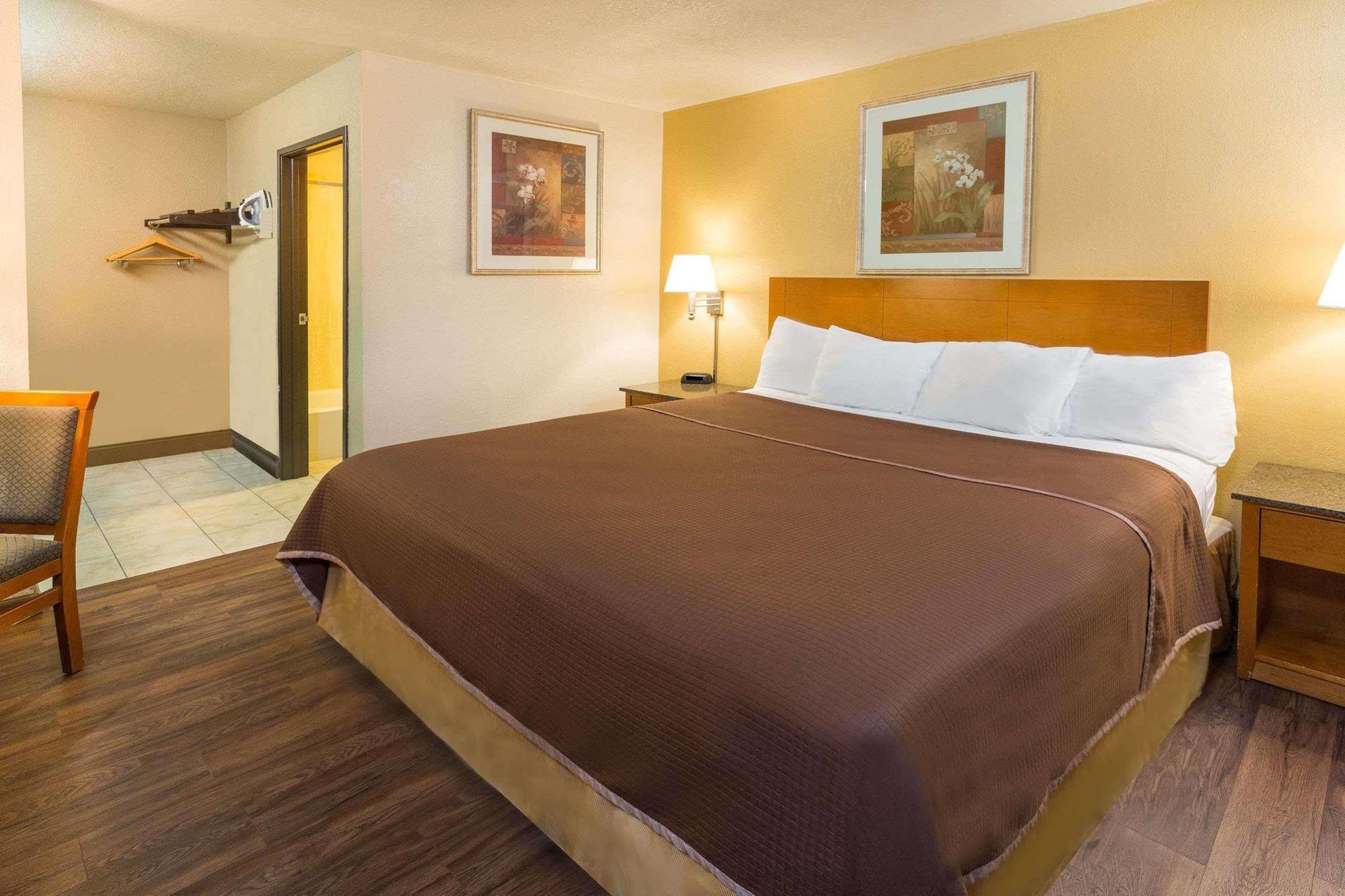 Howard Johnson By Wyndham National City/San Diego South Экстерьер фото
