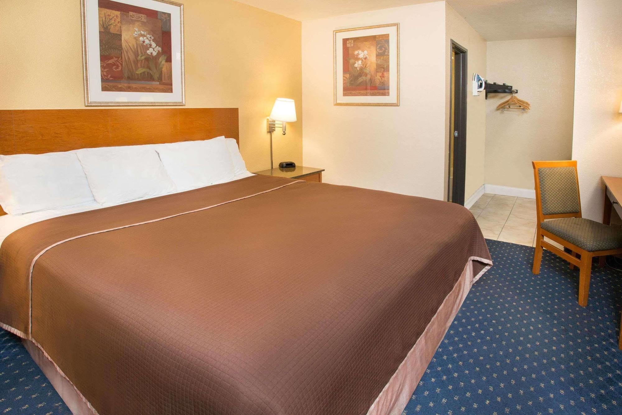 Howard Johnson By Wyndham National City/San Diego South Экстерьер фото