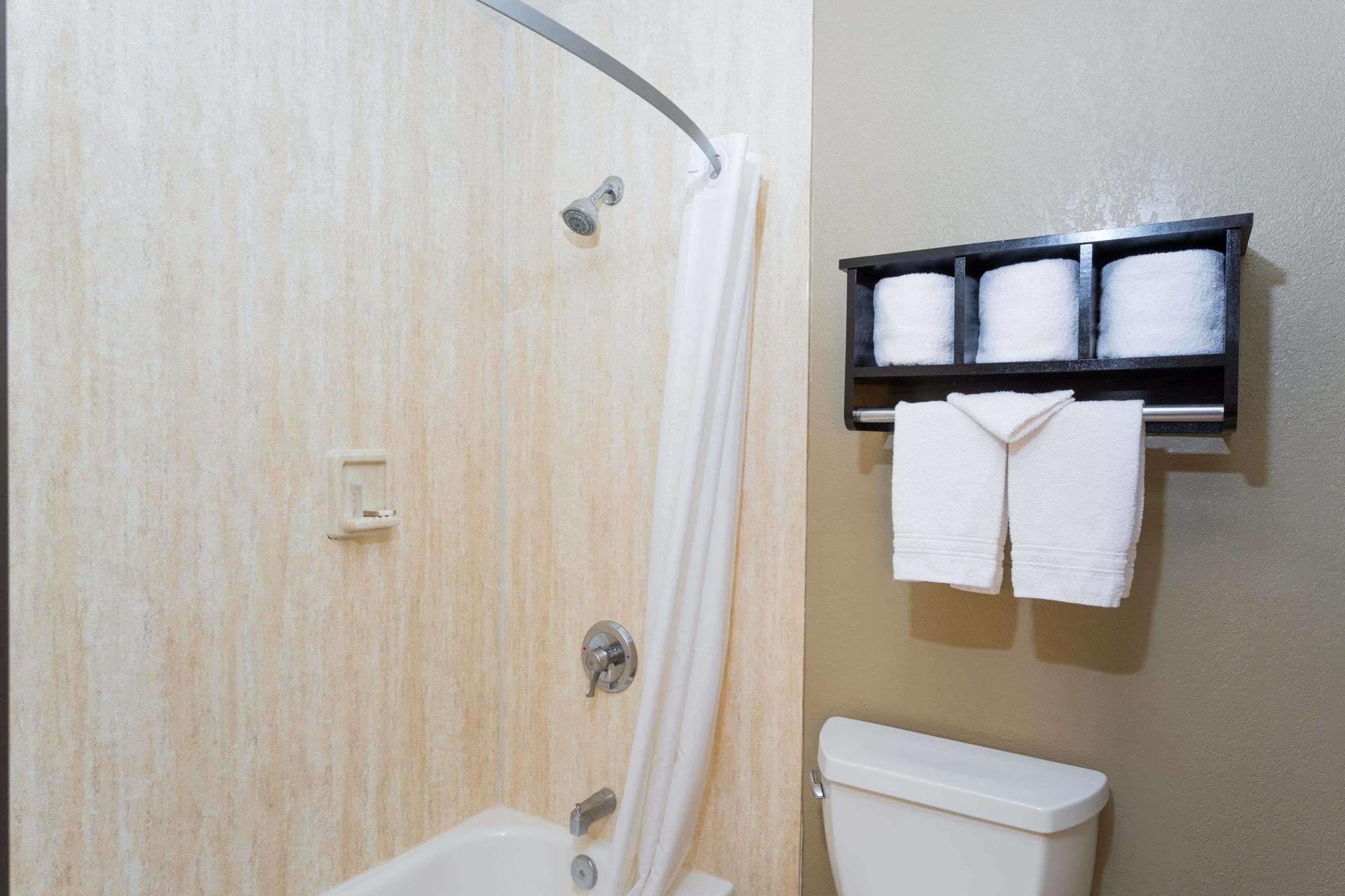 Howard Johnson By Wyndham National City/San Diego South Экстерьер фото